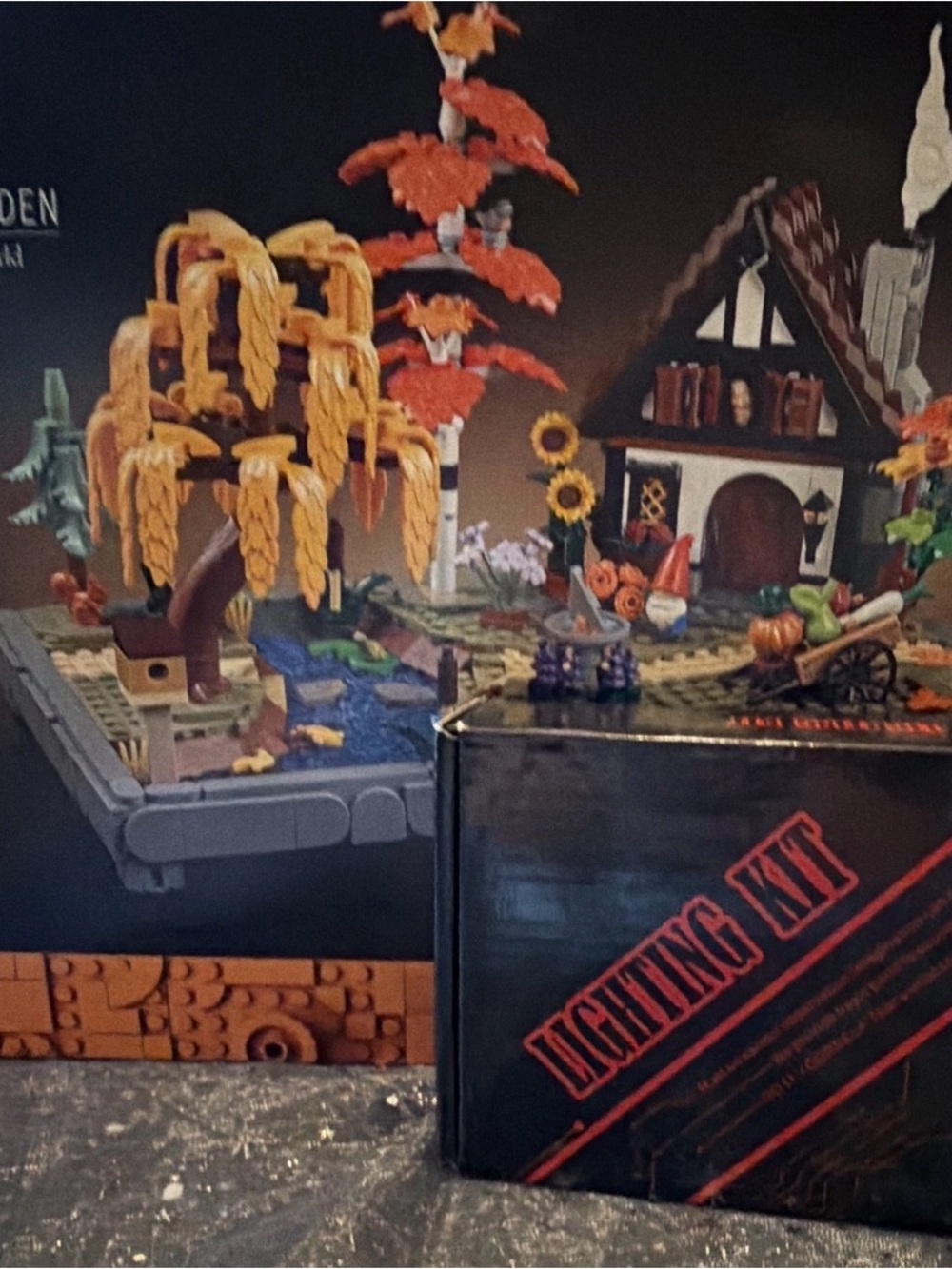 Lego Icons Autumn Cottage Garden with separate lighting set